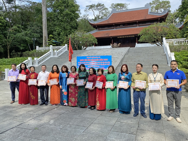 BCH ĐẢNG BỘ PHƯỜNG TỔ CHỨC DÂNG HƯƠNG TƯỞNG NIỆM CHỦ TỊCH HỒ CHÍ MINH TẠI KHU DI TÍCH LỊCH SỬ K9; TỔ CHỨC NGÀY HỘI "DÂN VẬN KHÉO" NĂM 2024, BIỂU DƯƠNG, KHEN THƯỞNG TẬP THỂ, CÁ NHÂN TIÊU BIỂU TRONG PHONG TRÀO "DÂN VẬN KHÉO" CỦA PHƯỜNG.- Ảnh 6.