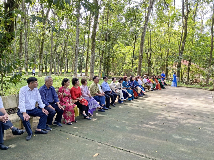BCH ĐẢNG BỘ PHƯỜNG TỔ CHỨC DÂNG HƯƠNG TƯỞNG NIỆM CHỦ TỊCH HỒ CHÍ MINH TẠI KHU DI TÍCH LỊCH SỬ K9; TỔ CHỨC NGÀY HỘI "DÂN VẬN KHÉO" NĂM 2024, BIỂU DƯƠNG, KHEN THƯỞNG TẬP THỂ, CÁ NHÂN TIÊU BIỂU TRONG PHONG TRÀO "DÂN VẬN KHÉO" CỦA PHƯỜNG.- Ảnh 13.