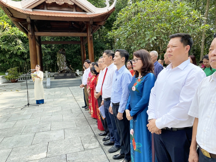 BCH ĐẢNG BỘ PHƯỜNG TỔ CHỨC DÂNG HƯƠNG TƯỞNG NIỆM CHỦ TỊCH HỒ CHÍ MINH TẠI KHU DI TÍCH LỊCH SỬ K9; TỔ CHỨC NGÀY HỘI "DÂN VẬN KHÉO" NĂM 2024, BIỂU DƯƠNG, KHEN THƯỞNG TẬP THỂ, CÁ NHÂN TIÊU BIỂU TRONG PHONG TRÀO "DÂN VẬN KHÉO" CỦA PHƯỜNG.- Ảnh 3.