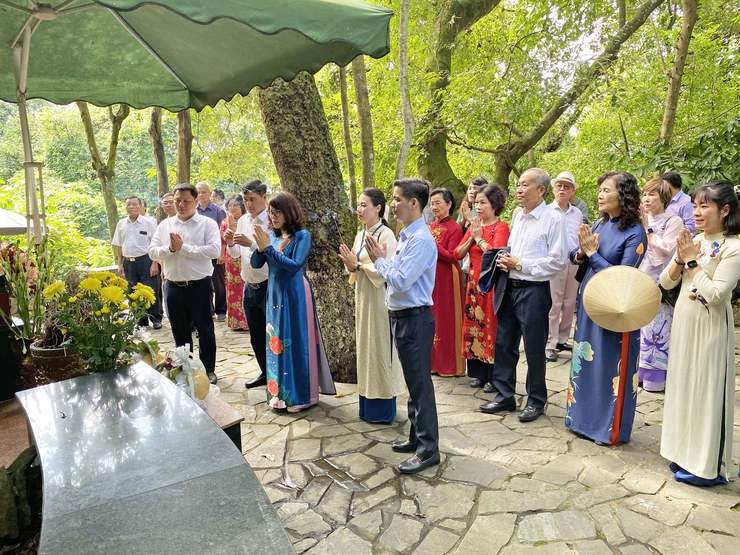 BCH ĐẢNG BỘ PHƯỜNG TỔ CHỨC DÂNG HƯƠNG TƯỞNG NIỆM CHỦ TỊCH HỒ CHÍ MINH TẠI KHU DI TÍCH LỊCH SỬ K9; TỔ CHỨC NGÀY HỘI "DÂN VẬN KHÉO" NĂM 2024, BIỂU DƯƠNG, KHEN THƯỞNG TẬP THỂ, CÁ NHÂN TIÊU BIỂU TRONG PHONG TRÀO "DÂN VẬN KHÉO" CỦA PHƯỜNG.- Ảnh 14.