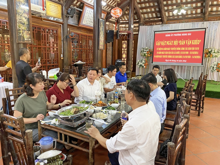 BCH ĐẢNG BỘ PHƯỜNG TỔ CHỨC DÂNG HƯƠNG TƯỞNG NIỆM CHỦ TỊCH HỒ CHÍ MINH TẠI KHU DI TÍCH LỊCH SỬ K9; TỔ CHỨC NGÀY HỘI "DÂN VẬN KHÉO" NĂM 2024, BIỂU DƯƠNG, KHEN THƯỞNG TẬP THỂ, CÁ NHÂN TIÊU BIỂU TRONG PHONG TRÀO "DÂN VẬN KHÉO" CỦA PHƯỜNG.- Ảnh 20.
