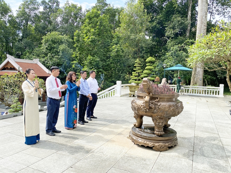 BCH ĐẢNG BỘ PHƯỜNG TỔ CHỨC DÂNG HƯƠNG TƯỞNG NIỆM CHỦ TỊCH HỒ CHÍ MINH TẠI KHU DI TÍCH LỊCH SỬ K9; TỔ CHỨC NGÀY HỘI "DÂN VẬN KHÉO" NĂM 2024, BIỂU DƯƠNG, KHEN THƯỞNG TẬP THỂ, CÁ NHÂN TIÊU BIỂU TRONG PHONG TRÀO "DÂN VẬN KHÉO" CỦA PHƯỜNG.- Ảnh 2.