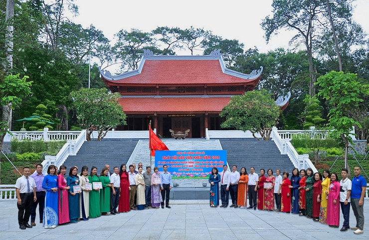 BCH ĐẢNG BỘ PHƯỜNG TỔ CHỨC DÂNG HƯƠNG TƯỞNG NIỆM CHỦ TỊCH HỒ CHÍ MINH TẠI KHU DI TÍCH LỊCH SỬ K9; TỔ CHỨC NGÀY HỘI "DÂN VẬN KHÉO" NĂM 2024, BIỂU DƯƠNG, KHEN THƯỞNG TẬP THỂ, CÁ NHÂN TIÊU BIỂU TRONG PHONG TRÀO "DÂN VẬN KHÉO" CỦA PHƯỜNG.- Ảnh 1.