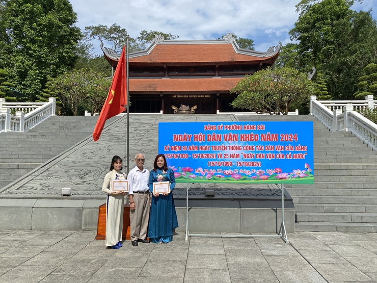 BCH ĐẢNG BỘ PHƯỜNG TỔ CHỨC DÂNG HƯƠNG TƯỞNG NIỆM CHỦ TỊCH HỒ CHÍ MINH TẠI KHU DI TÍCH LỊCH SỬ K9; TỔ CHỨC NGÀY HỘI "DÂN VẬN KHÉO" NĂM 2024, BIỂU DƯƠNG, KHEN THƯỞNG TẬP THỂ, CÁ NHÂN TIÊU BIỂU TRONG PHONG TRÀO "DÂN VẬN KHÉO" CỦA PHƯỜNG.- Ảnh 19.