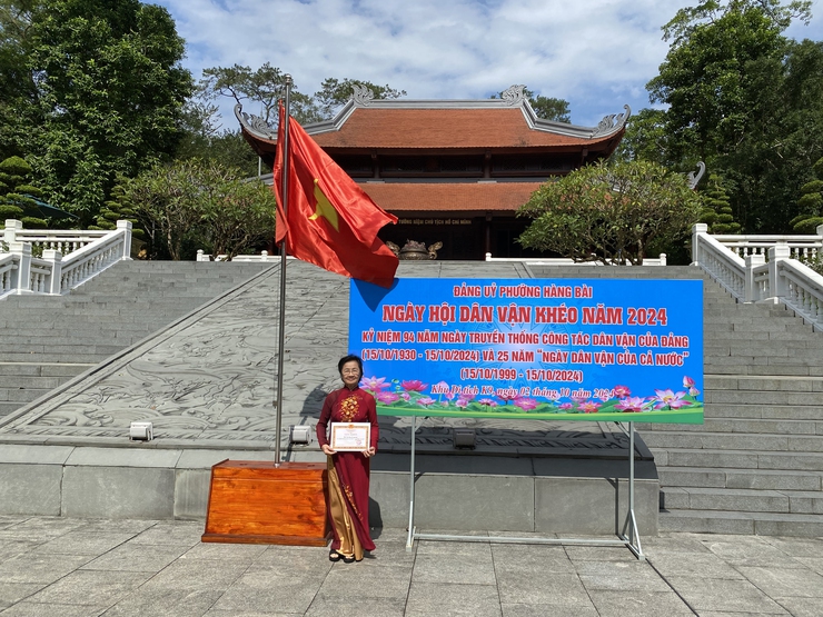 BCH ĐẢNG BỘ PHƯỜNG TỔ CHỨC DÂNG HƯƠNG TƯỞNG NIỆM CHỦ TỊCH HỒ CHÍ MINH TẠI KHU DI TÍCH LỊCH SỬ K9; TỔ CHỨC NGÀY HỘI "DÂN VẬN KHÉO" NĂM 2024, BIỂU DƯƠNG, KHEN THƯỞNG TẬP THỂ, CÁ NHÂN TIÊU BIỂU TRONG PHONG TRÀO "DÂN VẬN KHÉO" CỦA PHƯỜNG.- Ảnh 18.