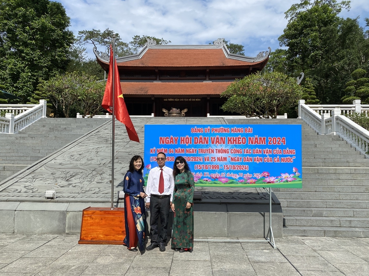 BCH ĐẢNG BỘ PHƯỜNG TỔ CHỨC DÂNG HƯƠNG TƯỞNG NIỆM CHỦ TỊCH HỒ CHÍ MINH TẠI KHU DI TÍCH LỊCH SỬ K9; TỔ CHỨC NGÀY HỘI "DÂN VẬN KHÉO" NĂM 2024, BIỂU DƯƠNG, KHEN THƯỞNG TẬP THỂ, CÁ NHÂN TIÊU BIỂU TRONG PHONG TRÀO "DÂN VẬN KHÉO" CỦA PHƯỜNG.- Ảnh 15.