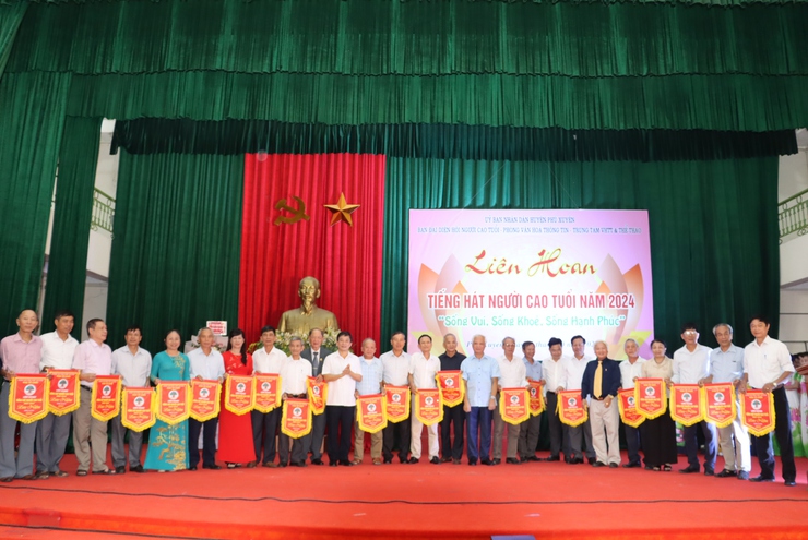 Liên hoan tiếng hát Người cao tuổi huyện Phú Xuyên năm 2024- Ảnh 3.