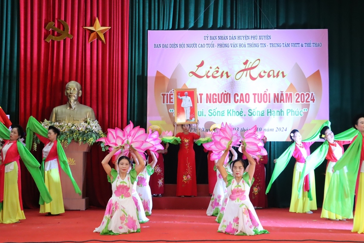 Liên hoan tiếng hát Người cao tuổi huyện Phú Xuyên năm 2024- Ảnh 4.