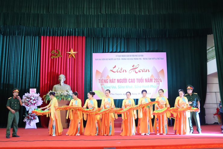 Liên hoan tiếng hát Người cao tuổi huyện Phú Xuyên năm 2024- Ảnh 5.