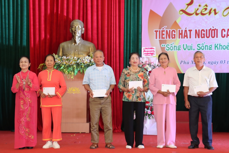 Liên hoan tiếng hát Người cao tuổi huyện Phú Xuyên năm 2024- Ảnh 7.