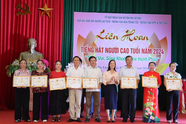 Liên hoan tiếng hát Người cao tuổi huyện Phú Xuyên năm 2024- Ảnh 8.