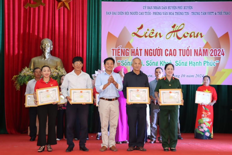 Liên hoan tiếng hát Người cao tuổi huyện Phú Xuyên năm 2024- Ảnh 9.