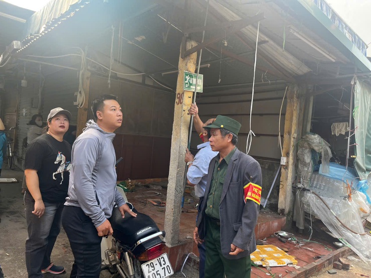 Thị trấn Quốc Oai phối hợp hỗ trợ tiểu thương chợ Phủ di chuyển sang điểm kinh doanh tạm thời - Ảnh 8.