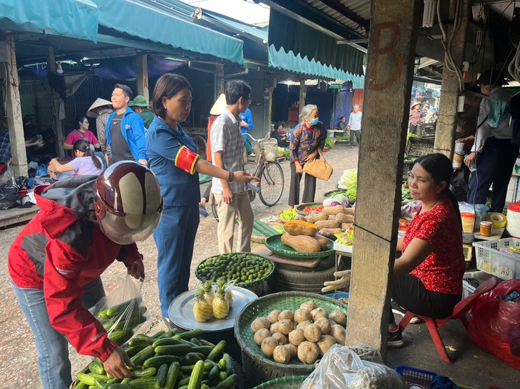 Thị trấn Quốc Oai phối hợp hỗ trợ tiểu thương chợ Phủ di chuyển sang điểm kinh doanh tạm thời - Ảnh 5.