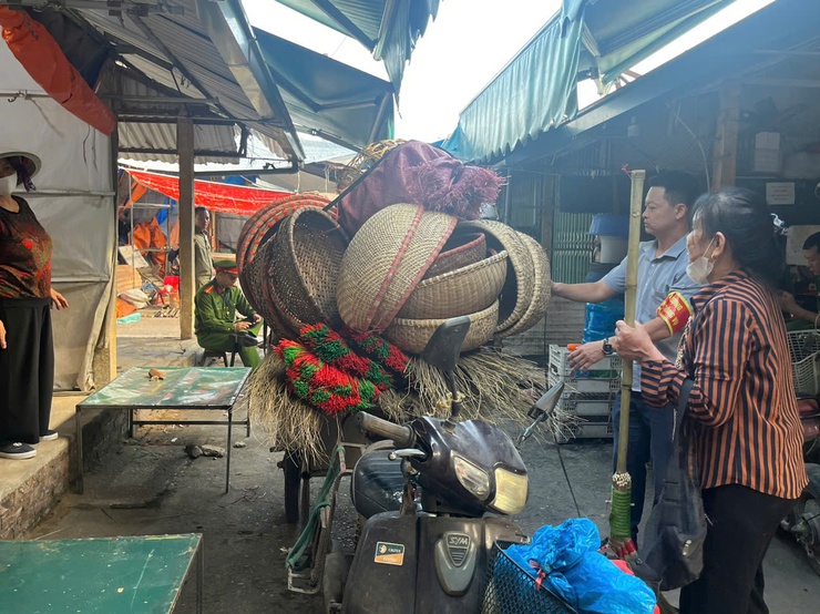 Thị trấn Quốc Oai phối hợp hỗ trợ tiểu thương chợ Phủ di chuyển sang điểm kinh doanh tạm thời - Ảnh 7.