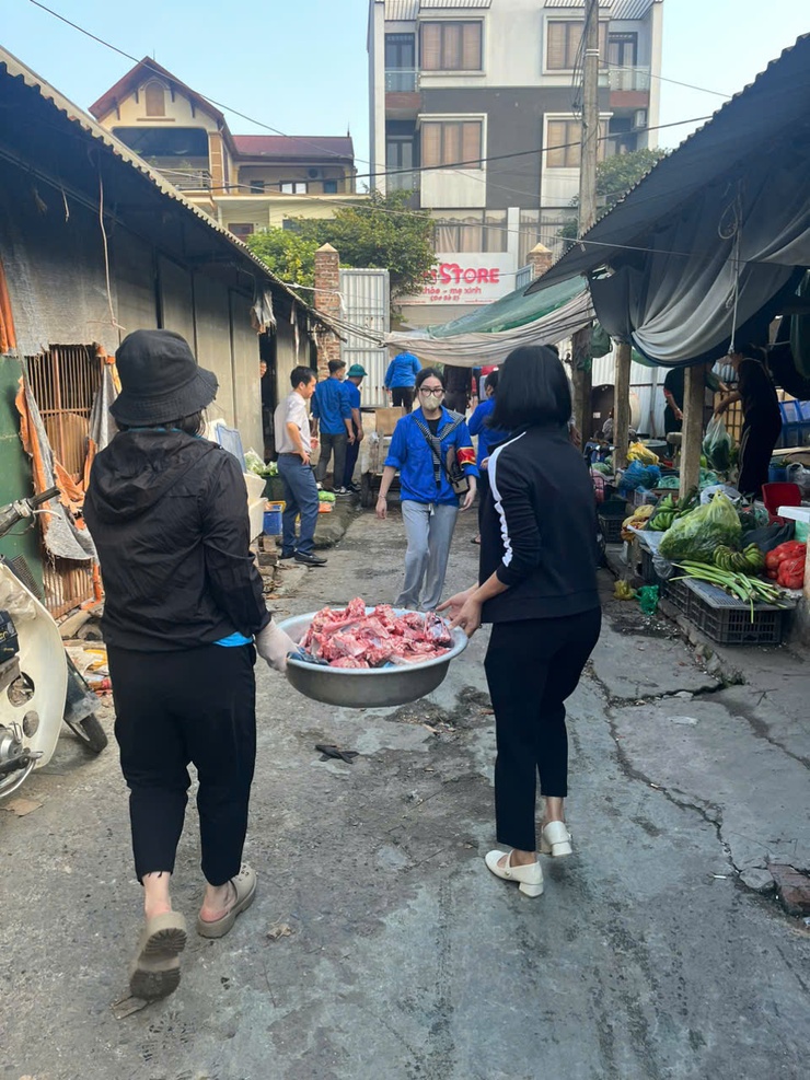 Thị trấn Quốc Oai phối hợp hỗ trợ tiểu thương chợ Phủ di chuyển sang điểm kinh doanh tạm thời - Ảnh 4.