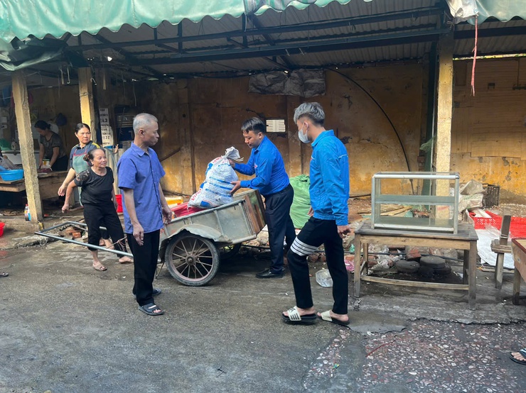 Thị trấn Quốc Oai phối hợp hỗ trợ tiểu thương chợ Phủ di chuyển sang điểm kinh doanh tạm thời - Ảnh 3.