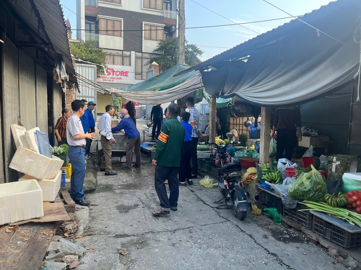 Thị trấn Quốc Oai phối hợp hỗ trợ tiểu thương chợ Phủ di chuyển sang điểm kinh doanh tạm thời - Ảnh 2.