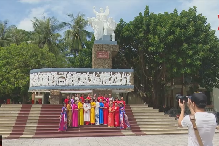 D:\HỘI PHỤ NỮ\Áo dài 2.png
