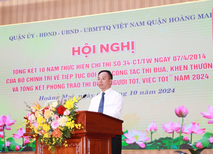 Sáng 7/10, Quận ủy, HĐND, UBND quận Hoàng Mai tổ chức Hội nghị tổng kết 10 năm thực hiện chỉ thị số 34-CT/TW ngày của Bộ chính trị về tiếp tục đổi mới công tác thi đua “Người tốt, việc tốt” và Cuộc thi viết về gương điển hình- Ảnh 1.