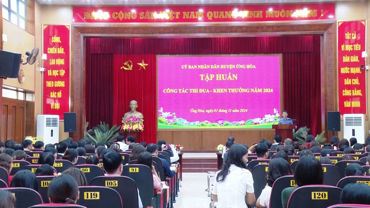 Gần 300 đại biểu tham dự lớp tập huấn công tác thi đua khen thưởng năm 2024.- Ảnh 2.
