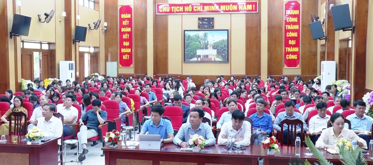 Gần 300 đại biểu tham dự lớp tập huấn công tác thi đua khen thưởng năm 2024.- Ảnh 1.