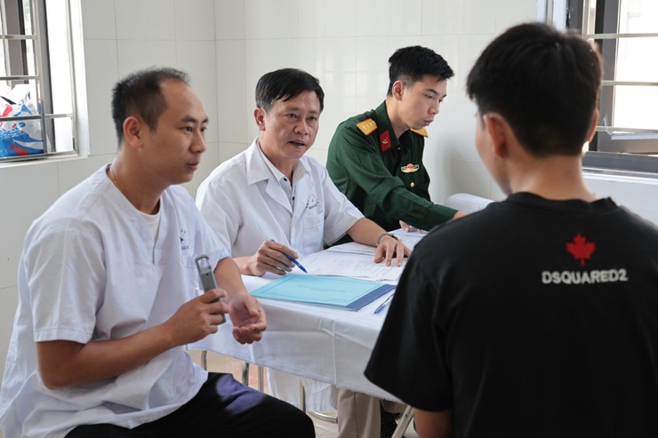 Thanh niên xã Song Phương hăng hái tham gia khám sơ tuyển sức khoẻ nghĩa vụ quân sự năm 2025.- Ảnh 2.