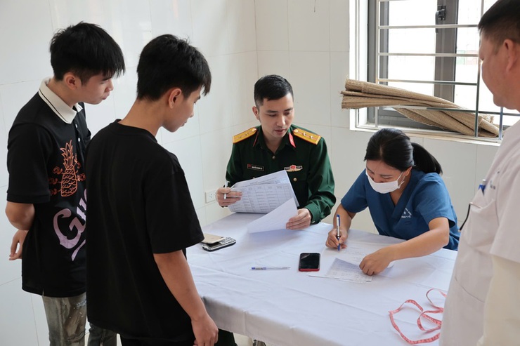 Thanh niên xã Song Phương hăng hái tham gia khám sơ tuyển sức khoẻ nghĩa vụ quân sự năm 2025.- Ảnh 3.