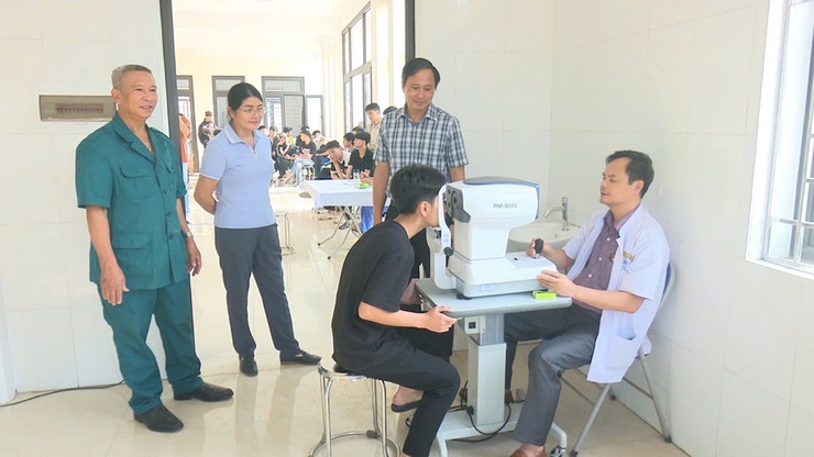 Thanh niên xã Song Phương hăng hái tham gia khám sơ tuyển sức khoẻ nghĩa vụ quân sự năm 2025.- Ảnh 8.
