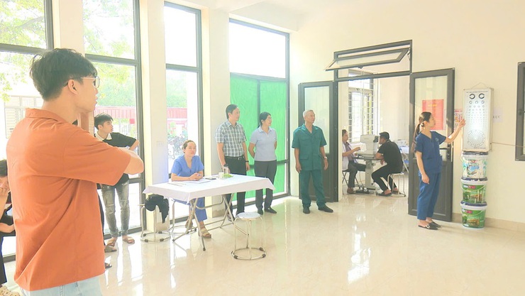 Thanh niên xã Song Phương hăng hái tham gia khám sơ tuyển sức khoẻ nghĩa vụ quân sự năm 2025.- Ảnh 9.