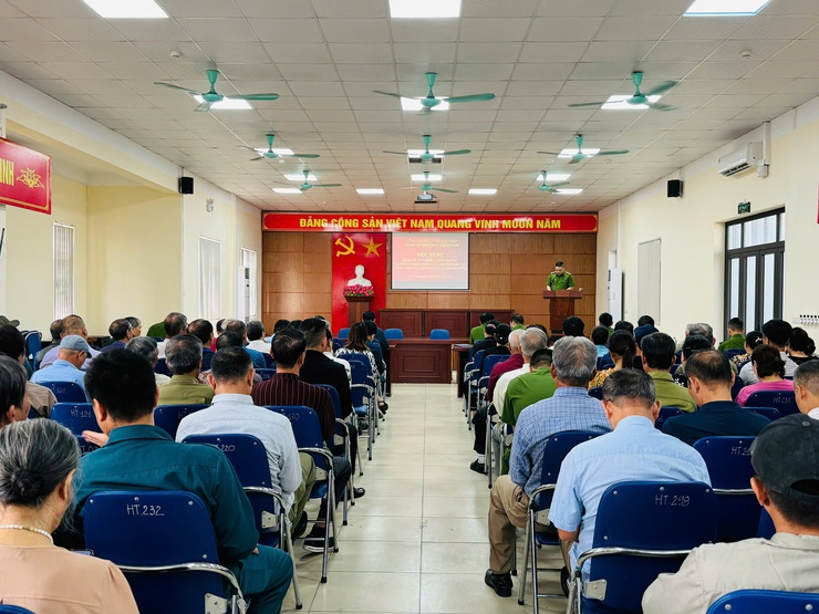 Công an phường Lĩnh Nam tổ chức hội nghị đánh giá tình hình an ninh trật tự và góp ý của cảnh sát khu vực trong công tác đảm bảo an ninh trật tự tại địa bàn cơ sở năm 2024.- Ảnh 1.