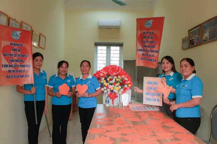 Phú Yên tổ chức tuyên truyền hưởng ứng Ngày Pháp Luật Việt Nam, tháng hành động vì Bình đẳng giới và phòng ngừa, ứng phó với bạo lực trên cơ sở giới năm 2024.- Ảnh 4.