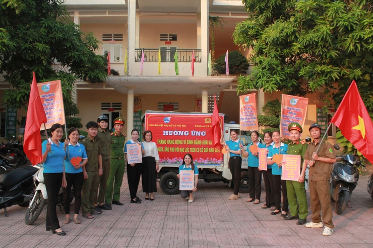 Phú Yên tổ chức tuyên truyền hưởng ứng Ngày Pháp Luật Việt Nam, tháng hành động vì Bình đẳng giới và phòng ngừa, ứng phó với bạo lực trên cơ sở giới năm 2024.- Ảnh 1.