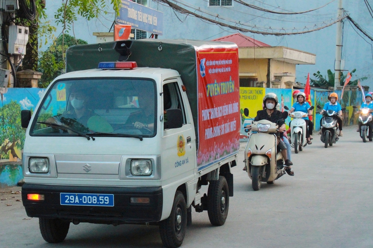 Phú Yên tổ chức tuyên truyền hưởng ứng Ngày Pháp Luật Việt Nam, tháng hành động vì Bình đẳng giới và phòng ngừa, ứng phó với bạo lực trên cơ sở giới năm 2024.- Ảnh 2.