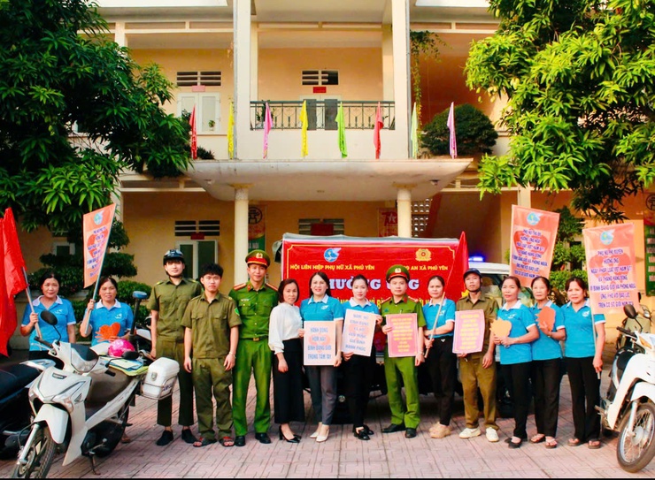 Phụ nữ xã - Công an xã Phú Yên Tổ Chức Tuyên Truyền Hưởng Ứng Ngày Pháp Luật Việt Nam 9/11, Tháng Hành động vì Bình đẳng giới và phòng ngừa, ứng phó với bạo lực trên cơ sở giới năm 2024.- Ảnh 1.