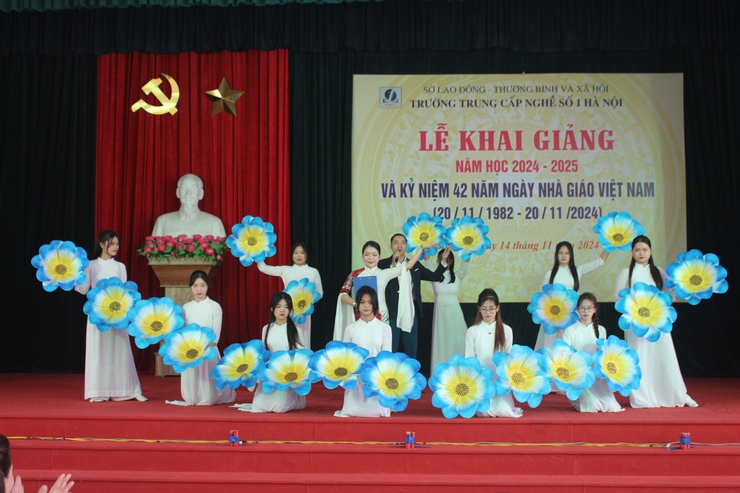 Trường Trung cấp nghề số 1 Hà Nội tổ chức Lễ khai giảng năm học mới 2024-2025 và kỷ niệm 42 năm Ngày Nhà giáo Việt Nam- Ảnh 1.