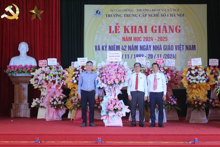 Trường Trung cấp nghề số 1 Hà Nội tổ chức Lễ khai giảng năm học mới 2024-2025 và kỷ niệm 42 năm Ngày Nhà giáo Việt Nam- Ảnh 3.