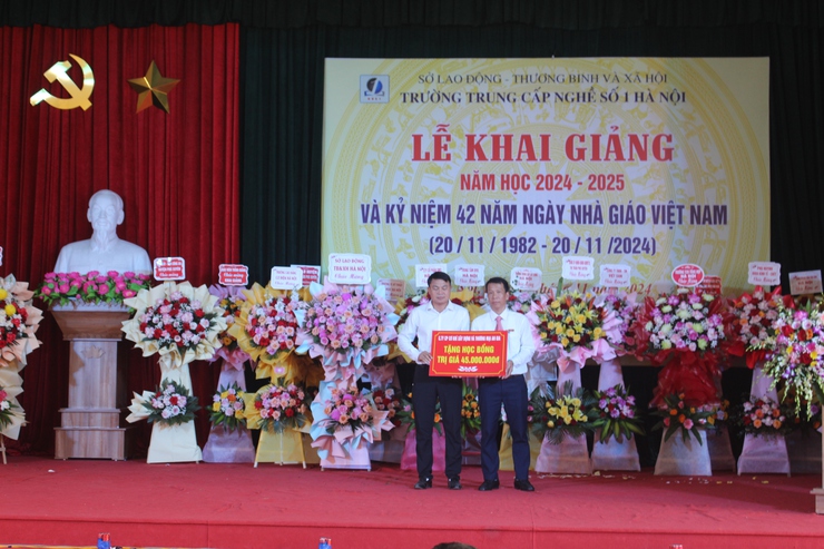 Trường Trung cấp nghề số 1 Hà Nội tổ chức Lễ khai giảng năm học mới 2024-2025 và kỷ niệm 42 năm Ngày Nhà giáo Việt Nam- Ảnh 9.