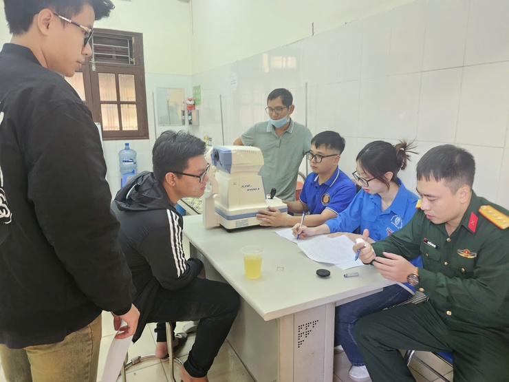 Phường Vĩnh Hưng tổ chức khám sơ tuyển nghĩa vụ Quân sự năm 2025- Ảnh 1.