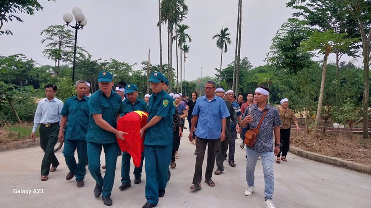 LỄ ĐÓN NHẬN, TRUY ĐIỆU VÀ AN TÁNG ANH HÙNG LIỆT SỸ NGUYỄN ĐỨC MỚI HY SINH TRONG KHÁNG CHIẾN CHỐNG MỸ CỨU NƯỚC- Ảnh 4.