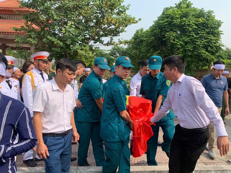 LỄ ĐÓN NHẬN, TRUY ĐIỆU VÀ AN TÁNG ANH HÙNG LIỆT SỸ NGUYỄN ĐỨC MỚI HY SINH TRONG KHÁNG CHIẾN CHỐNG MỸ CỨU NƯỚC- Ảnh 19.