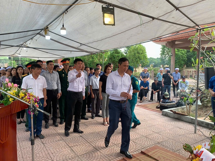 LỄ ĐÓN NHẬN, TRUY ĐIỆU VÀ AN TÁNG ANH HÙNG LIỆT SỸ NGUYỄN ĐỨC MỚI HY SINH TRONG KHÁNG CHIẾN CHỐNG MỸ CỨU NƯỚC- Ảnh 11. LỄ ĐÓN NHẬN, TRUY ĐIỆU VÀ AN TÁNG ANH HÙNG LIỆT SỸ NGUYỄN ĐỨC MỚI HY SINH TRONG KHÁNG CHIẾN CHỐNG MỸ CỨU NƯỚC- Ảnh 11.