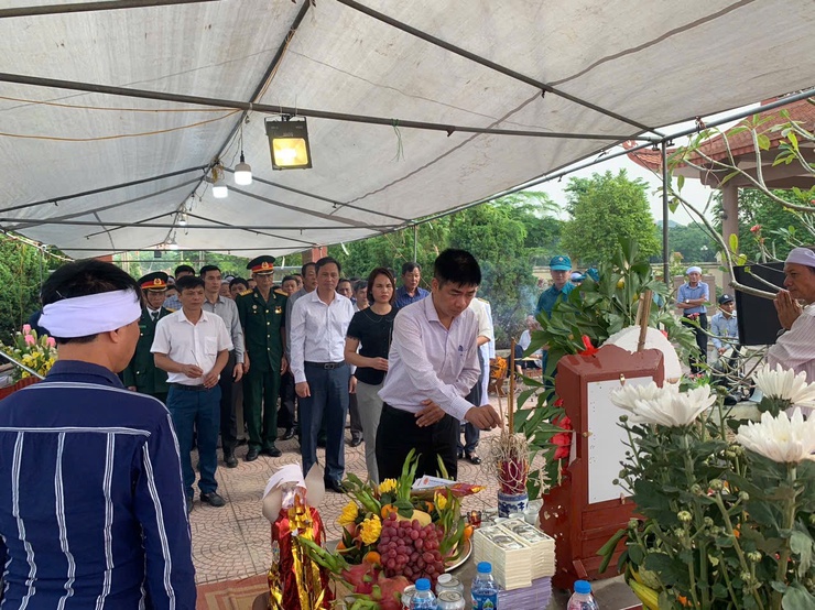 LỄ ĐÓN NHẬN, TRUY ĐIỆU VÀ AN TÁNG ANH HÙNG LIỆT SỸ NGUYỄN ĐỨC MỚI HY SINH TRONG KHÁNG CHIẾN CHỐNG MỸ CỨU NƯỚC- Ảnh 12. LỄ ĐÓN NHẬN, TRUY ĐIỆU VÀ AN TÁNG ANH HÙNG LIỆT SỸ NGUYỄN ĐỨC MỚI HY SINH TRONG KHÁNG CHIẾN CHỐNG MỸ CỨU NƯỚC- Ảnh 12.