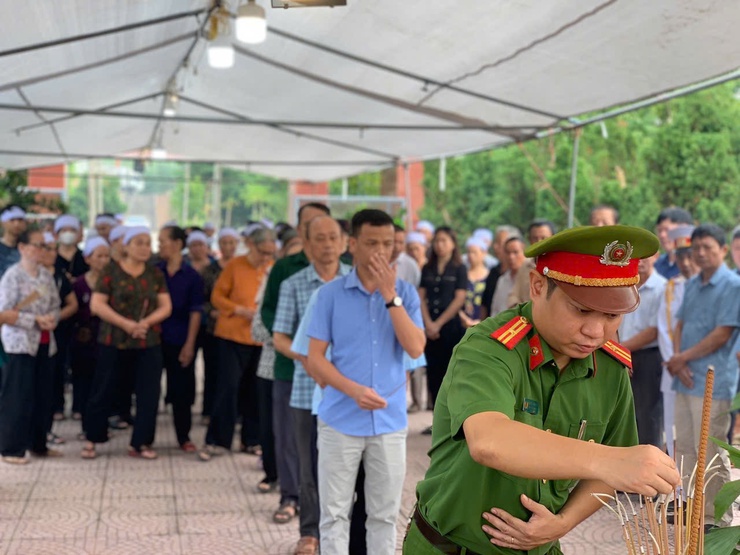 LỄ ĐÓN NHẬN, TRUY ĐIỆU VÀ AN TÁNG ANH HÙNG LIỆT SỸ NGUYỄN ĐỨC MỚI HY SINH TRONG KHÁNG CHIẾN CHỐNG MỸ CỨU NƯỚC- Ảnh 14. LỄ ĐÓN NHẬN, TRUY ĐIỆU VÀ AN TÁNG ANH HÙNG LIỆT SỸ NGUYỄN ĐỨC MỚI HY SINH TRONG KHÁNG CHIẾN CHỐNG MỸ CỨU NƯỚC- Ảnh 14.