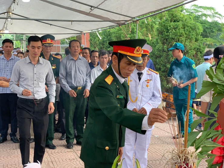 LỄ ĐÓN NHẬN, TRUY ĐIỆU VÀ AN TÁNG ANH HÙNG LIỆT SỸ NGUYỄN ĐỨC MỚI HY SINH TRONG KHÁNG CHIẾN CHỐNG MỸ CỨU NƯỚC- Ảnh 15. LỄ ĐÓN NHẬN, TRUY ĐIỆU VÀ AN TÁNG ANH HÙNG LIỆT SỸ NGUYỄN ĐỨC MỚI HY SINH TRONG KHÁNG CHIẾN CHỐNG MỸ CỨU NƯỚC- Ảnh 15.