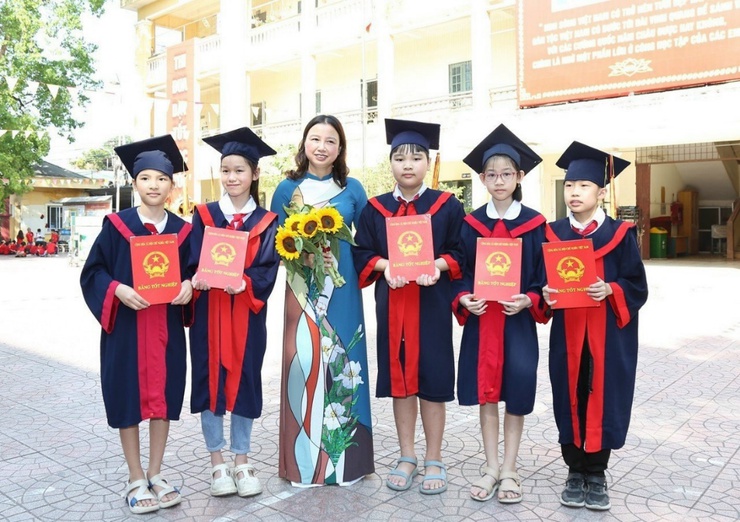 Cô giao Nguyên Thi Hoa tâm gương người tốt việc tốt cua trương Tiêu hoc Đinh Công- Ảnh 1.