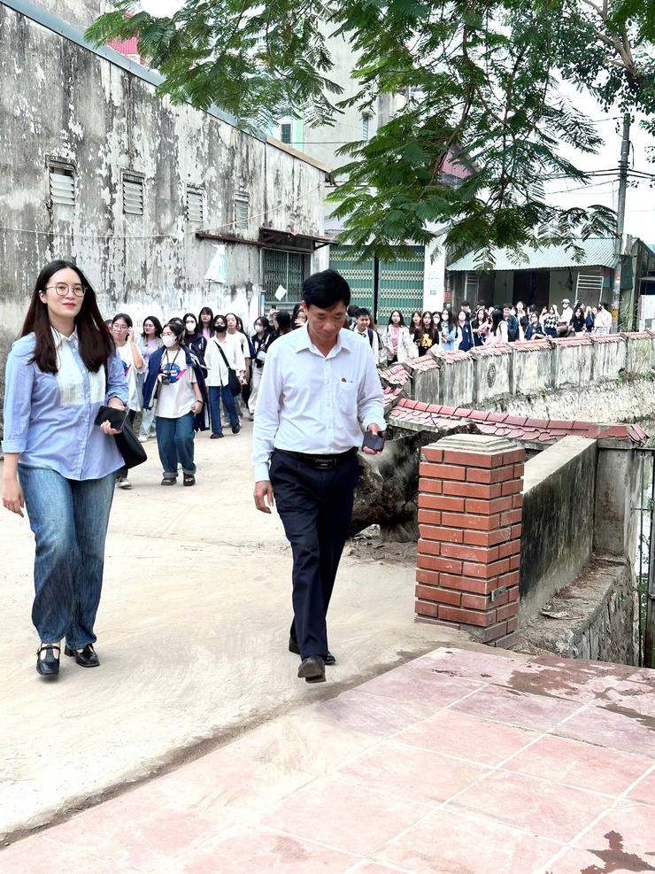 Giảng viên, sinh viên của trường Đại học Kinh tế Quốc Dân về thăm quan và trải nghiệm làng nghề truyền thống Giầy da của xã Phú Yên.- Ảnh 1.