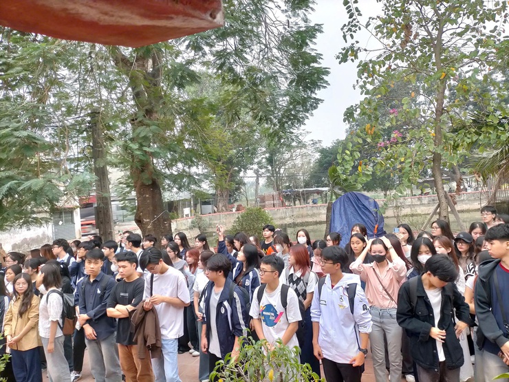 Giảng viên, sinh viên của trường Đại học Kinh tế Quốc Dân về thăm quan và trải nghiệm làng nghề truyền thống Giầy da của xã Phú Yên.- Ảnh 2.
