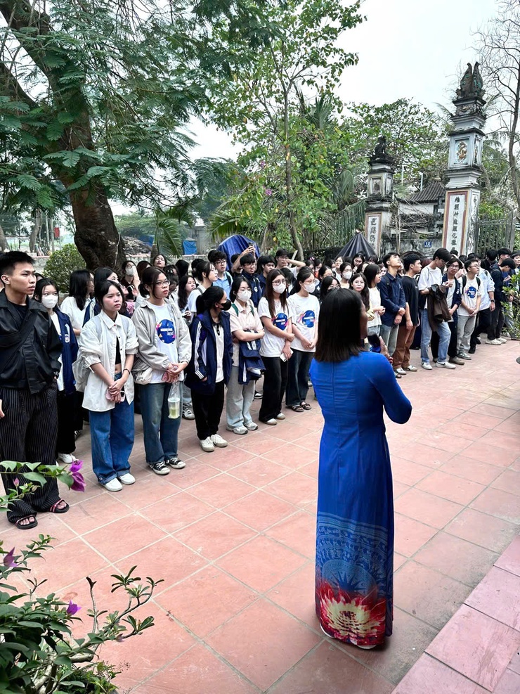 Giảng viên, sinh viên của trường Đại học Kinh tế Quốc Dân về thăm quan và trải nghiệm làng nghề truyền thống Giầy da của xã Phú Yên.- Ảnh 3.