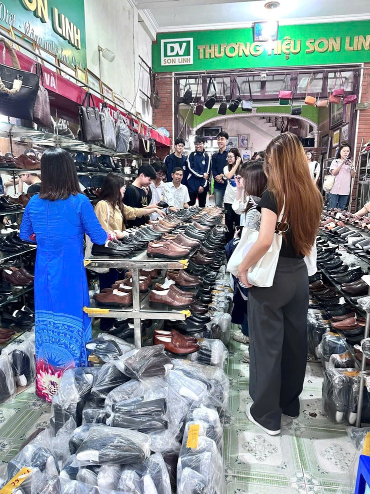 Giảng viên, sinh viên của trường Đại học Kinh tế Quốc Dân về thăm quan và trải nghiệm làng nghề truyền thống Giầy da của xã Phú Yên.- Ảnh 4.